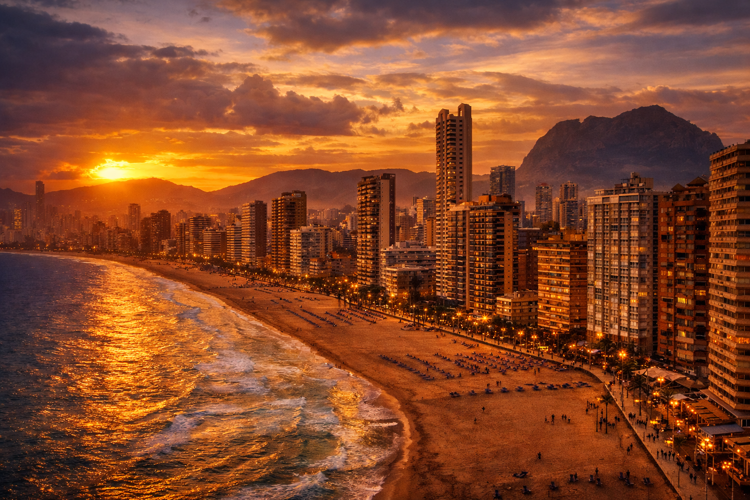 Skyline van Benidorm bij zonsondergang